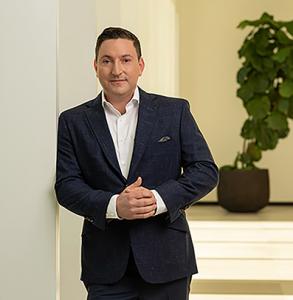 Shane Graber, Broker of GRABER Realty Group has background in global luxury marketing, finance and real estate.