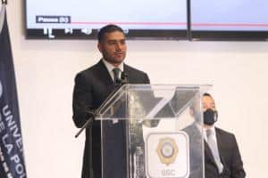 Omar García Harfuch entrega reconocimiento a policias