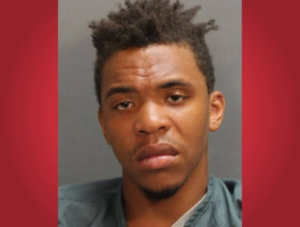According to reports, 21-year-old Xavier Matthews was attempting a car burglary in the parking lot of a takeaway outlet in Jacksonville in Florida when the gun went off.