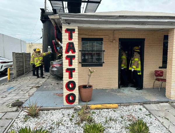 Car Crashes Into Tampa Tattoo Parlor On North Dale Mabry And Kennedy 4 Car Crash Tampa Tattoo