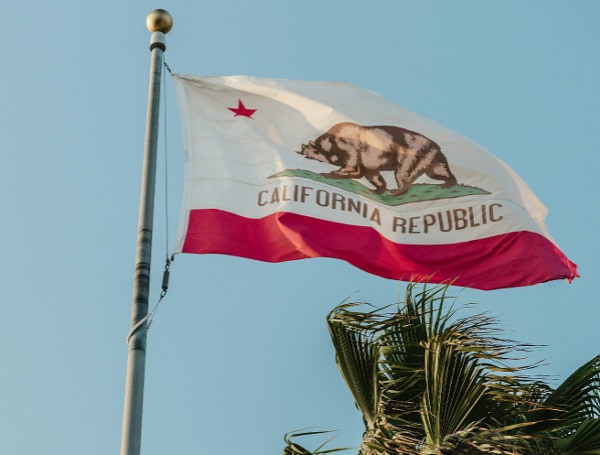 California Flag (Unsplash)